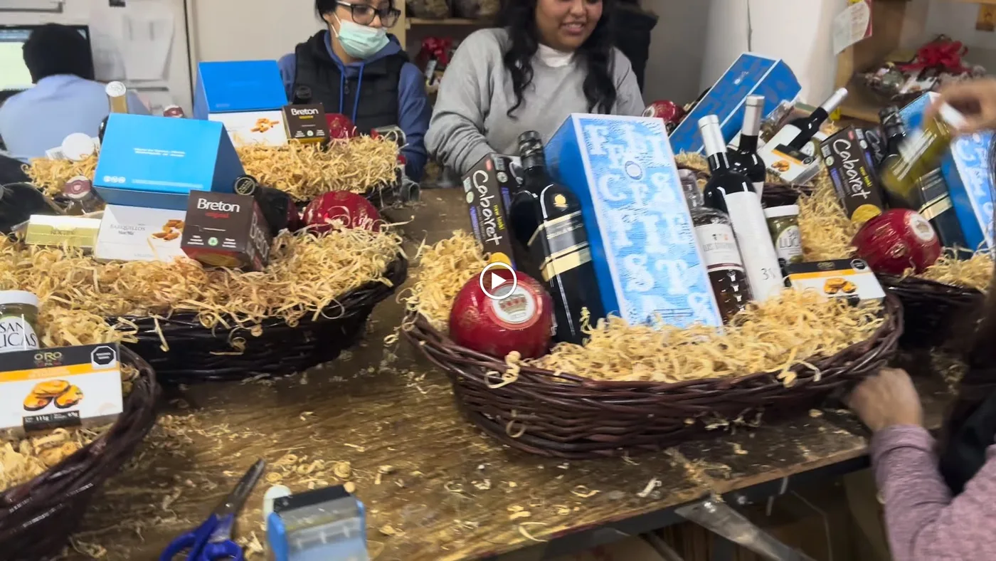 Armado de cajas de vino corporativas — Canastas y Arcones