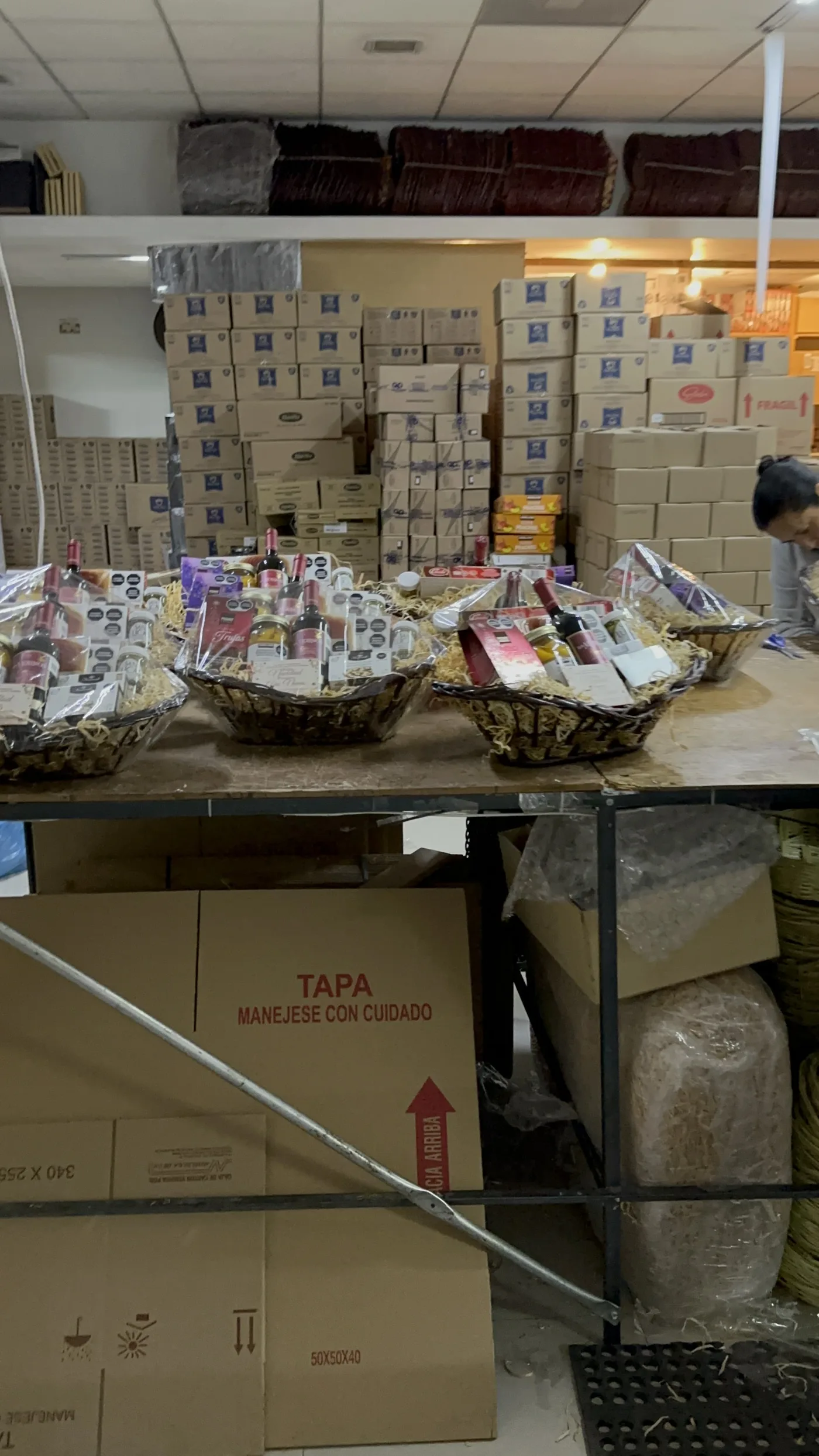 Armado y empaque de cajas de vino corporativas en taller
